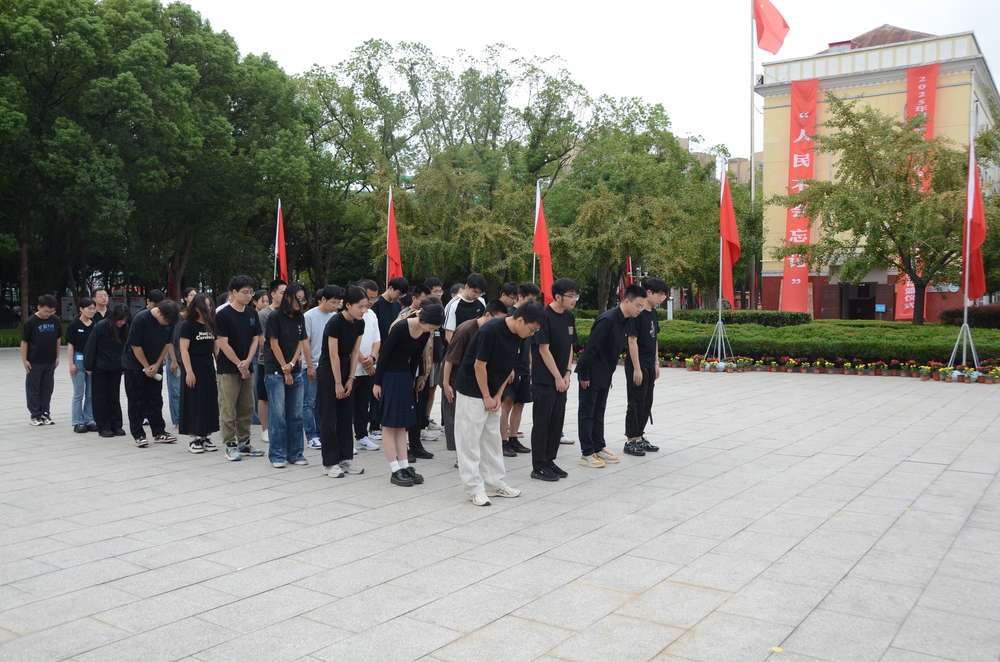 物流科学与工程研究院学生赴川沙烈士陵园开展“祭扫英烈”活动