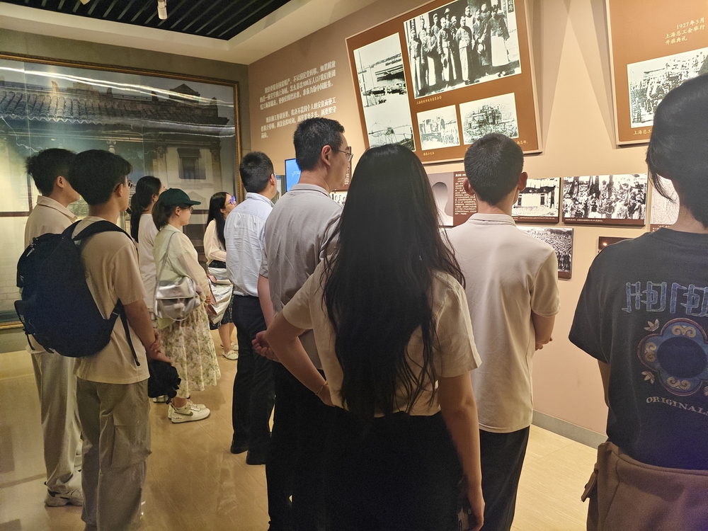 法学院师生代表参观川沙烈士陵园纪念馆
