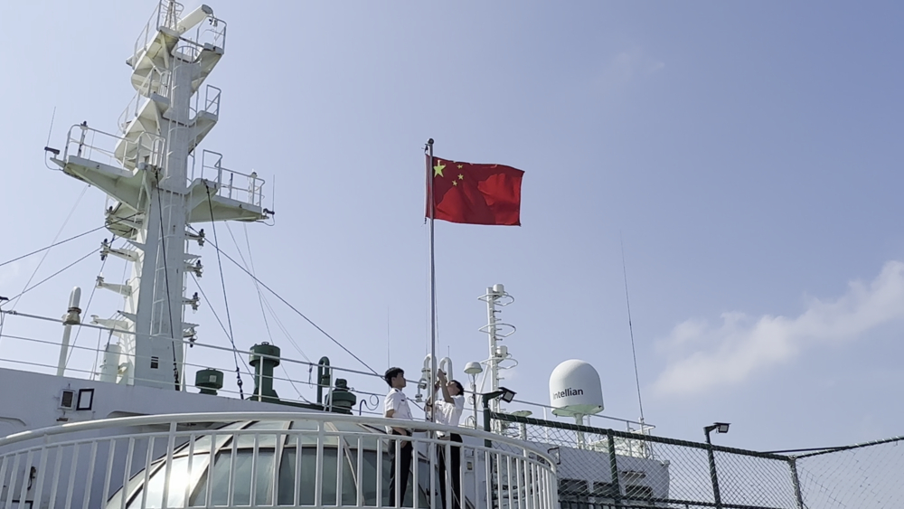 “育明”轮上举行升国旗仪式